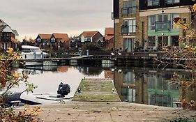 Waterside Townhouse With Balcony And Marina View